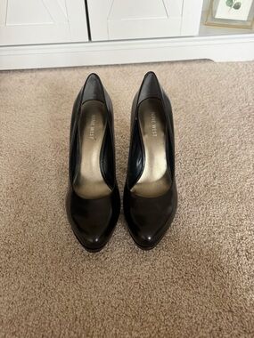 Nine West black leather pumps